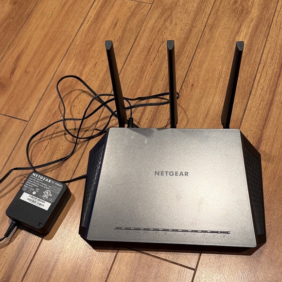 Netgear Nighthawk AC1900 Smart WiFi Router Model R7000 with Adaptor - Picture 8 of 8